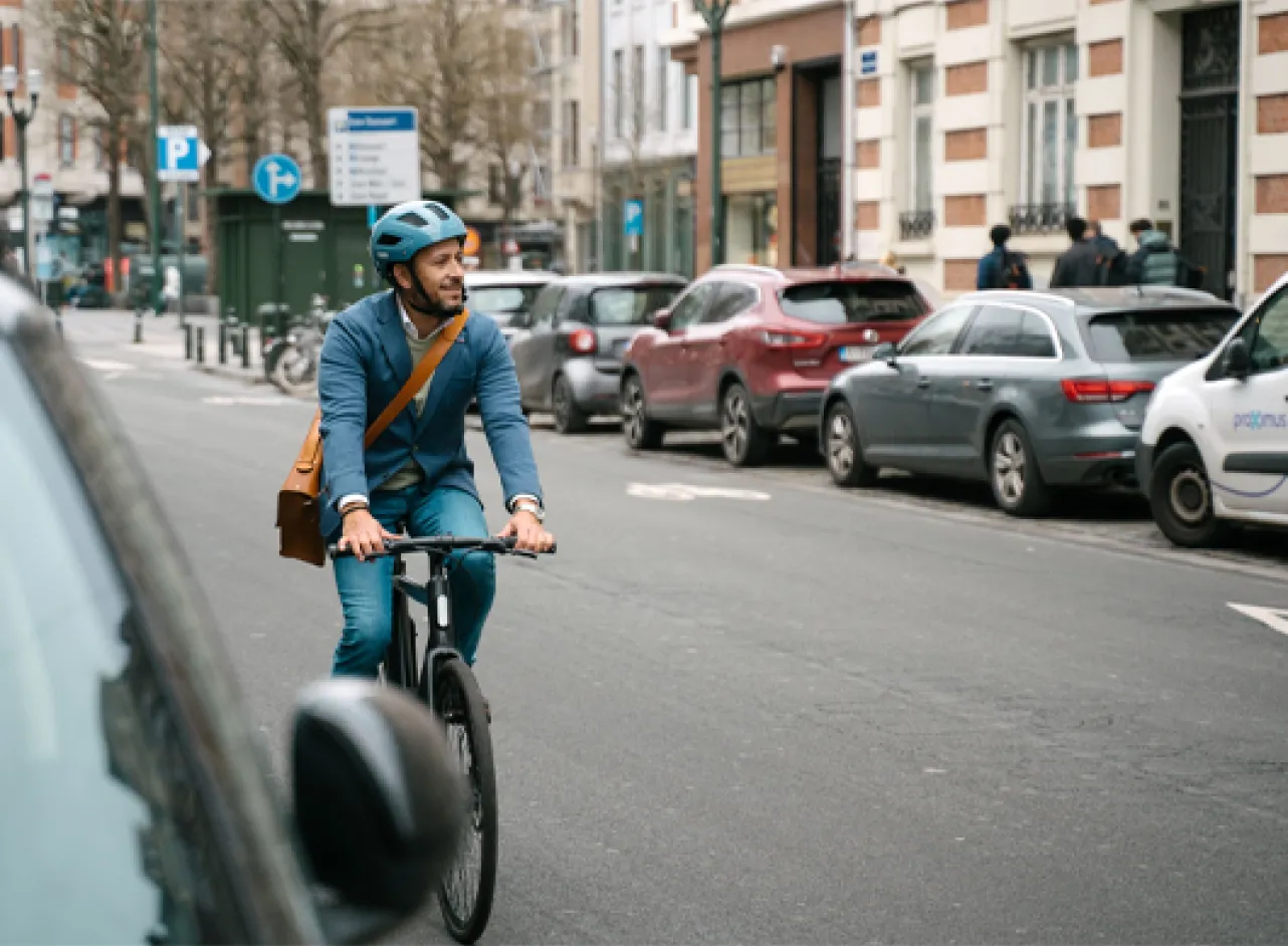 Man fietst door woonwijk